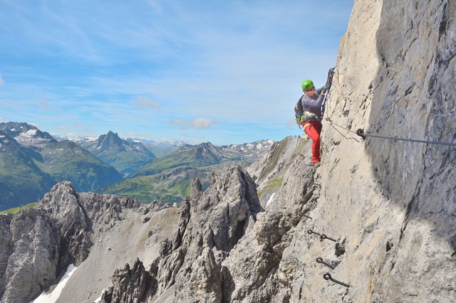 Die Route des Arlberger Klettersteiges besticht vor allem durch ihr Panorama auf die umliegenden Bergspitzen bis weit in die Verwallgruppe und die Lechtaler Alpen. | Foto: TVB St. Anton am Arlberg / Josef Mallaun