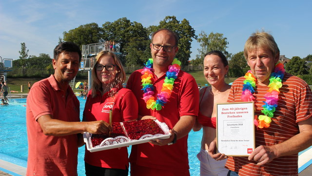 40 Jahre Dauergast im Schwimmbad: dafür gab es für Johann Knotzer (r.) nun Geschenke | Foto: SPÖ Pöttsching