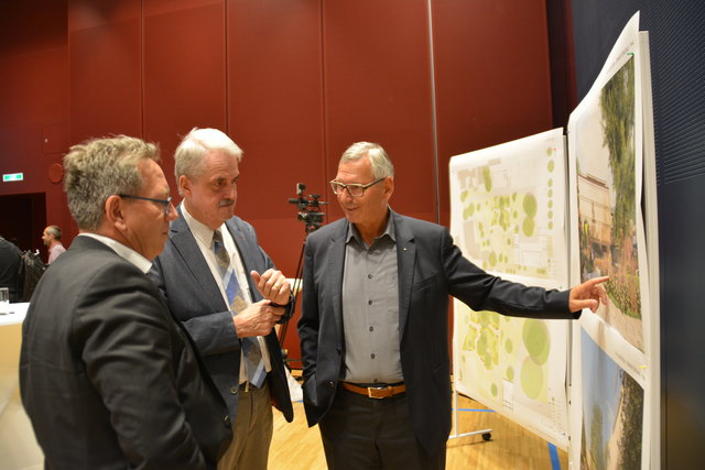 Bgm Martin Krumschnabel, Stiftungsvorstandsvorsitzender Herbert Marschitz und Stiftungsvorstand Franz Mayer (v.l.).