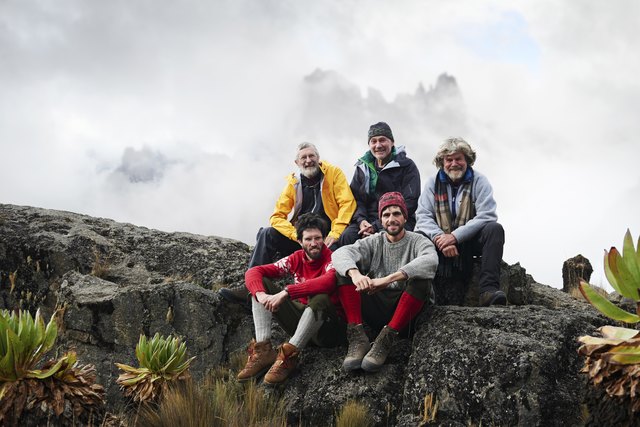 Premiere beim 23. Filmfest: 
Die Helden vom Mount Kenya – Gert Judmaier und Oswald Oelz (h.) mit ihren Filmdarstellern Hansjörg und Vitus Auer (v.) bei den Dreharbeiten zu Reinhold Messners (re.) Regiedebüt „Still Alive“ in den Bergen Ostafrikas. | Foto: ServusTV/Manuel Ferrigato