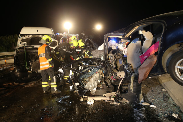 Ein „Schlachtfeld“ fanden die Einsatzkräfte am Unfallort vor. | Foto: FOTOKERSCHI.AT/DFN