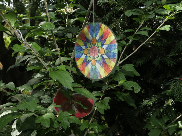 Solche Bastelarbeiten der Kinder wurden angezündet.