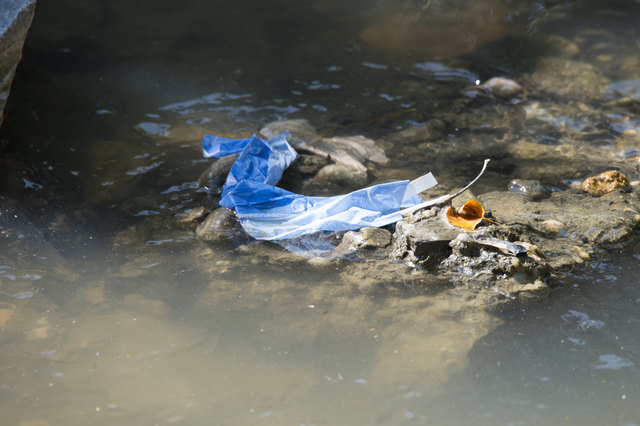 Unter anderem landen auch Toilettenpapier oder Damenhygieneartikel aufgrund des Baufehlers bei den Bauarbeiten im Kroisbach. | Foto: Michael Krobath