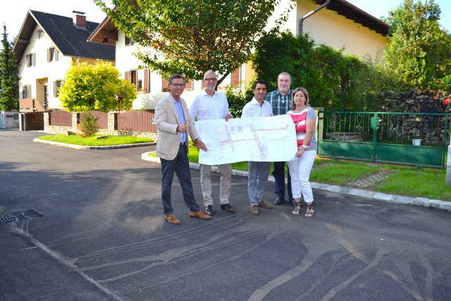 Machten sich ein Bild vor Ort von den durchgeführten Arbeiten: Stadtrat Hubert Holzer, Bauamtsleiter Wolfgang Schenk, Bürgermeister Christian Gepp, Franz Koletnik und Gemeinderätin Karin Zwischenberger.