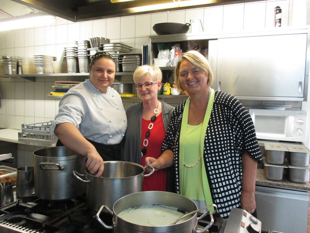 Sejla Haunold, mit Villa Antica-Chefin Gabi Jagschitz Helene Sengstbratl vom AMS in der Villa-Küche | Foto: ZIB Training
