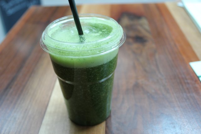 Menge: 0,25 l. Der "Gemüse-Smoothie" war mit Salat, Petersilie, Spinat, Banane und Orangensaft, es gab keine anderen Greenies. Geschmacklich war der Smoothie schrecklich, wenn man in eine Zitrone beißt, ist es weniger sauer. Die Petersilie war sehr dominant.