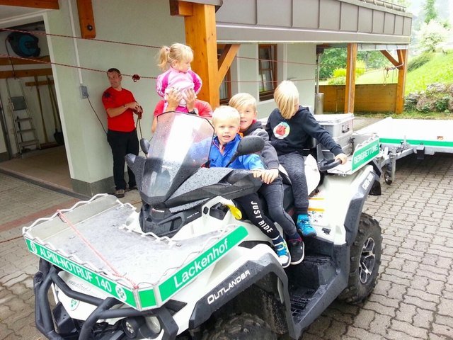 Bei der Bergrettung in Lackenhof gab's für die Kinder spannende Einblicke in deren Arbeit und die Kids durften sogar am Quad Platz nehmen. | Foto: Doris Teufel