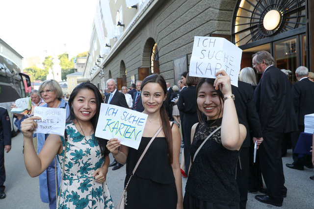 Diese drei jungen Damen versuchten ihr Glück bei der Premiere von "Aida" – ob sie es geschafft haben, ist nicht bekannt. | Foto: Franz Neumayr
