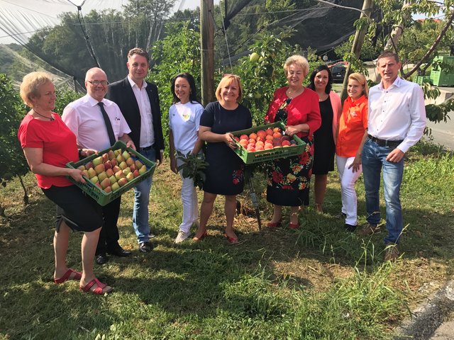 Für 9. September laden sieben Kukmirner﻿ Schnapsbrenner zum Tag der offenen Tür: Helene Nikles, Franz Hoanzl, Tourismuslandesrat Alexander Petschnig, Ulrike Flieder, Ute Lagler, Agrarlandesrätin Verena Dunst, Michelle Hirschbeck-Schalk, Anita Freismuth und Gerald Zotter﻿. | Foto: Lackner-Heschl