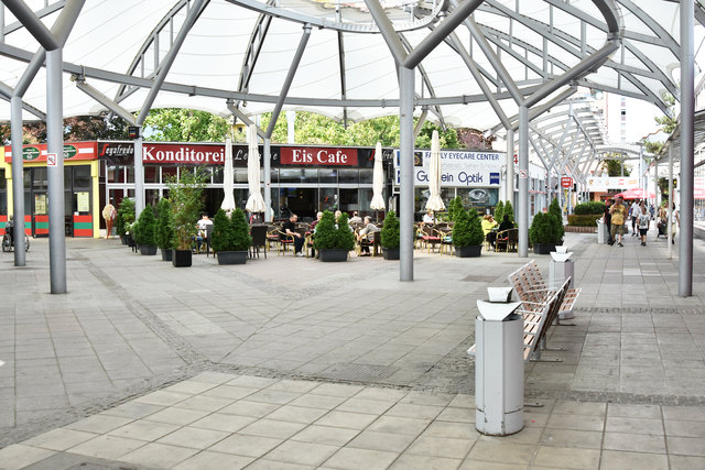 Unter dem Dach im Hof des Großfeldzentrums lässt sich ein gemütlicher Shoppingtag verbringen. | Foto: Maximilian Spitzauer