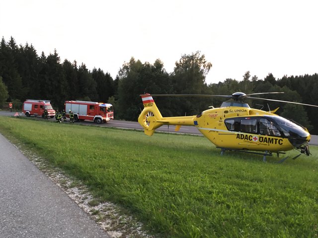 Zu dem Unfall am 22. August 2017 in Kopfing rückte der Rettungshubschrauber an. Eine Motorradlenker ist gegen die Leitschiene gekracht. | Foto: FF Kopfing