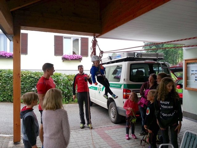 Bei der Bergrettung in Lackenhof gab's für die Kinder spannende Einblicke in deren Arbeit. | Foto: Doris Teufel