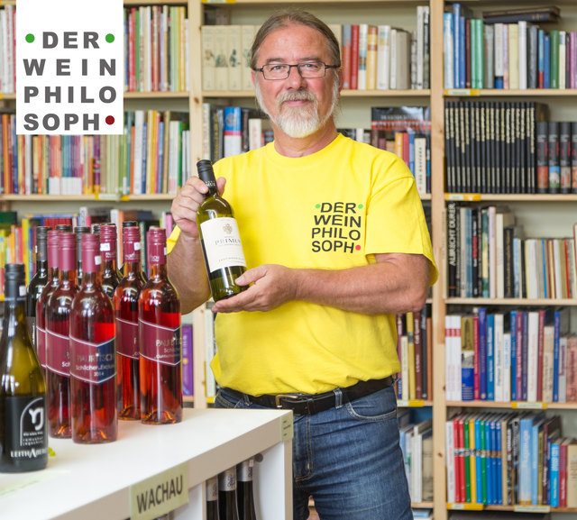 Norbert Perkles betreibt seit 21. August eine Buch- und Weinhandlung in der Welser Bahnhofstraße. | Foto: Der Weinphilosoph