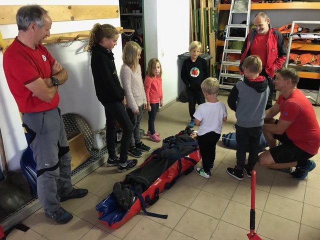 Bei der Bergrettung in Lackenhof gab's für die Kinder spannende Einblicke in deren Arbeit und die Kids durften sogar am Quad Platz nehmen. | Foto: Doris Teufel