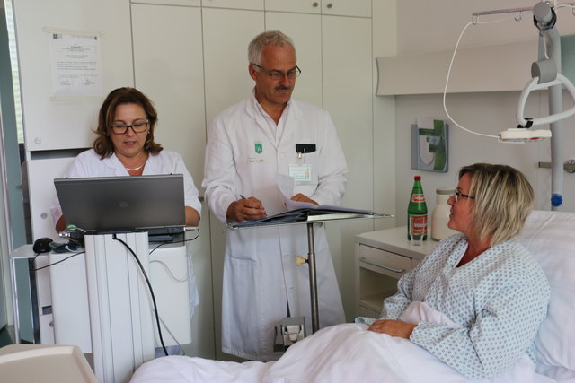 Primarius Norbert Bauer, im Bild mit Stationsleitung DGKP Regina Groß und einer Patientin, setzt die "elektronische Fieberkurve" im LKH Hartberg um. | Foto: KAGes