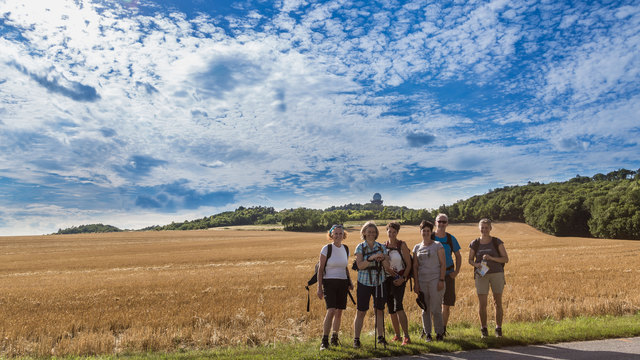 Bezirksblätter Redakteurin Gabriele Dienstl (rechts) mit ihrer "Pilgern und Schreiben" Gruppe vor dem Buschberg, dem höchsten Punkt des Weinviertels. | Foto: Jörg Uckermann
