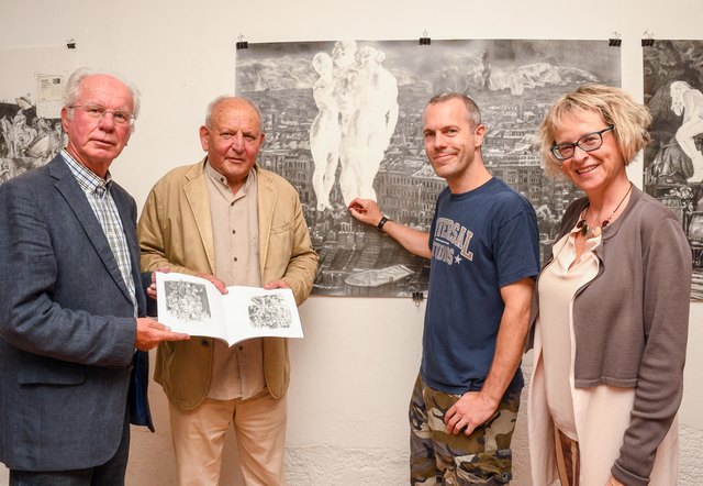 Interessiert: Roland Gerzabek, Galerist Eberhard Kraigher, Stefan Kreiger und Ulrike Kraigher