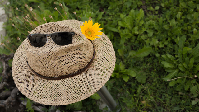 Ein herrliches Symbol für den Weinviertler Jakobsweg: Strohhut Smiley mit Sonnenblume, fotografiert von Jörg Uckermann. | Foto: Jörg Uckermann