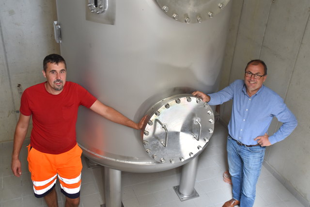 Lokalaugenschein im neuen Gebäude, wo sich die Anlage befindet: Wassermeister Stefan Stichauner, Bgm. Georg Kavalar (v.li.) | Foto: Friessnegg