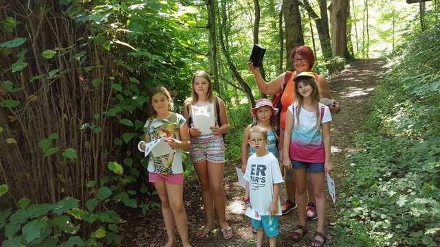 Clarissa Schmitz beim Geocoaching mit den Gaminger Kindern. | Foto: Doris Teufel