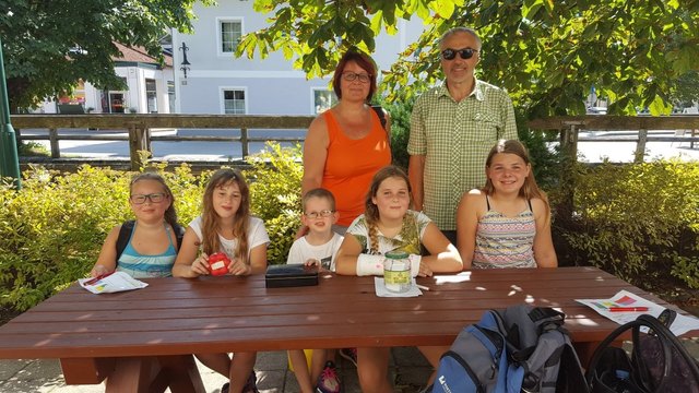 Die Gemeinderäte Clarissa Schmitz und Herbert Haslinger gingen auf Schatzsuche mit den Gaminger Kindern. | Foto: Doris Teufel