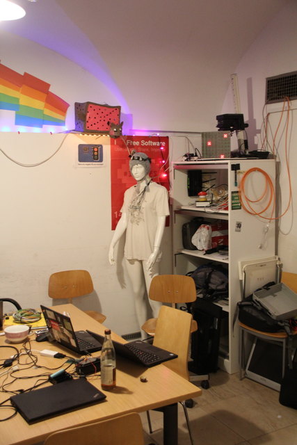 Blinkende LEDs, digitale Kunst, Laptops und Mate-Flaschen: Ein Blick ins "DevLOL" | Foto: Baumgartner