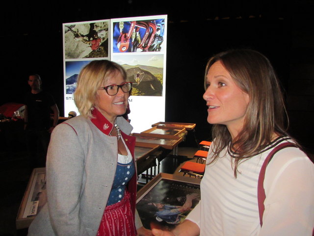 Wilma Himmelfreundpointner vom TVB und Freeriderin Lorraine Huber.