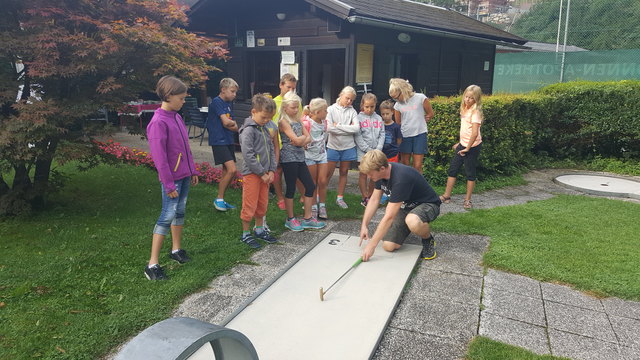 Die jungen Teilnehmer übten auf der gepflegten 18-Bahnen-Anlage fleißig das Minigolfen in Gries. | Foto: Karin Thurner