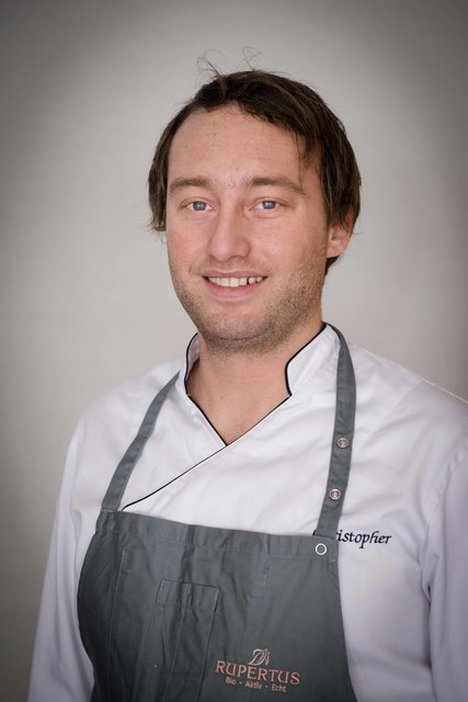 "Das Experimentieren liebe ich am Kochen besonders", erzählt Küchenchef Christopher Lausen. | Foto: Foto Bauer