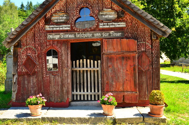 Reich verzierte hölzerne Kapelle