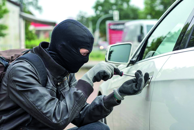 Mit dem Schlossstich knacken die Diebe rasch das Autoschloss und räumen das Wageninnere aus. | Foto: SPK Meidling