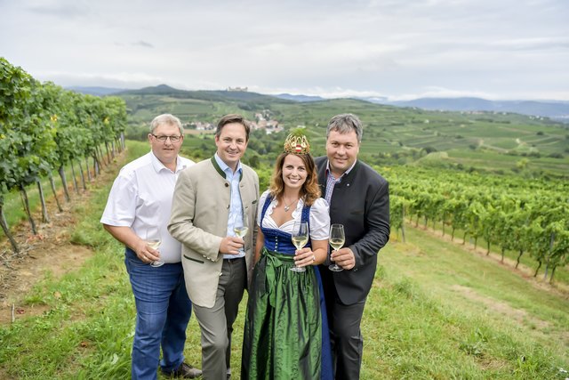 Paul Fink, Obmann der Buschenschankgemeinschaft Krustetten, Johannes Schmuckenschlager, Präsident des Ö Weinbauverbandes, Bundesweinkönigin Christina I., Leopold Müller, Obmann der Weinstraße Kremstal. | Foto: pov.at