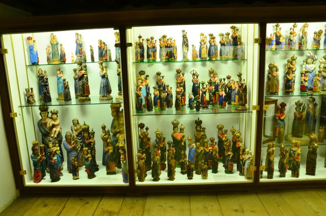 In mehreren Vitrinen sind die gut erhaltenen Heiligenfiguren ausgestellt.