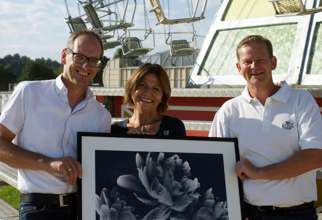 Künstlerin Christine Ottowitz mit Gerhard Matschek und Andreas Kaspar (rechts) vom Weingut KOGL