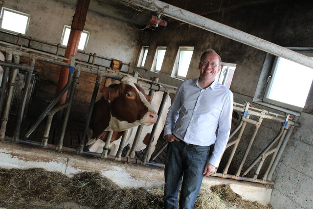 Markus Tomandl hat zehn Jahre lang in der Generaldirektion für Landwirtschaft in der Europäischen Kommission in Brüssel gearbeitet. Jetzt hat er den Bürostuhl gegen einen Traktor getauscht. Er ist nun Landwirt am elterlichen Hof in St. Aegidi.