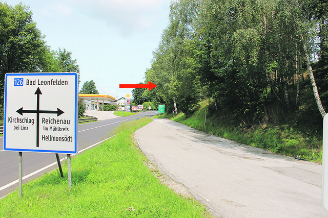 Auf dem derzeit sehr verwachsenen Areal gegenüber der Tankstelle in Glasau soll der neue Hofer-Supermarkt entstehen.