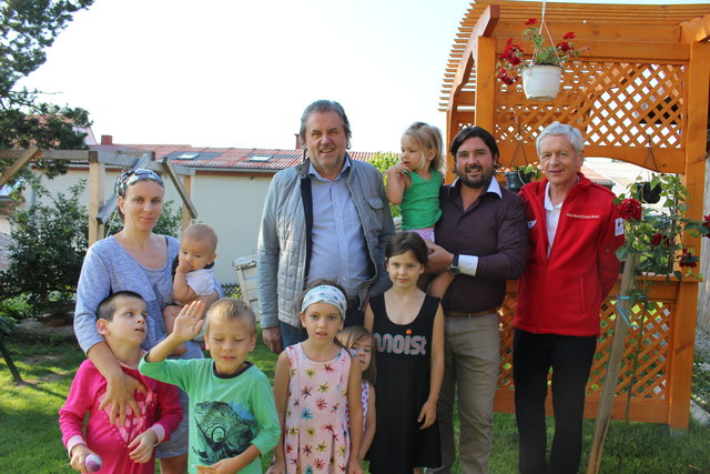 Maria Puscas (li.) mit ihren Kindern, Manfred Reichhold, Bürgermeister Hans Unger und Rudolf Luipersbeck (re.) | Foto: Rotes Kreuz Oberwart