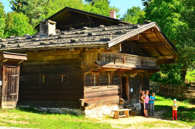 Die durchwegs aus Holz gebauten Häuser waren wie in alpenländischen Regionen mit Schindeln gedeckt und mit Steinen beschwert.