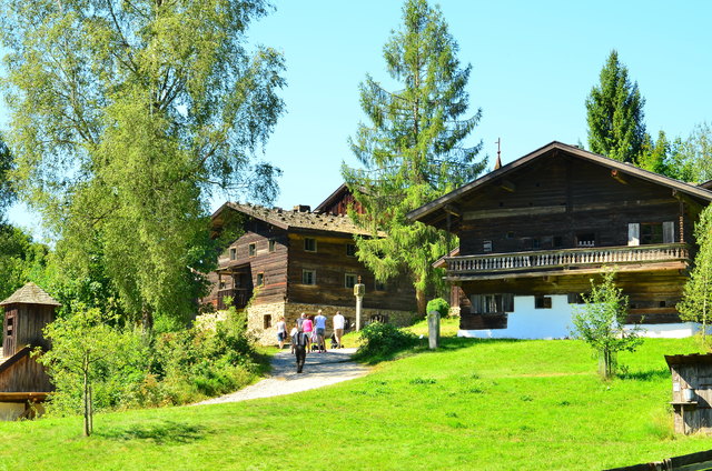 Das Hauptgebäude des Hofes war im Erdgeschoß meistens mit Steinen gemauert während die Nebengebäude zur Gänze aus Holz errichtet wurden.