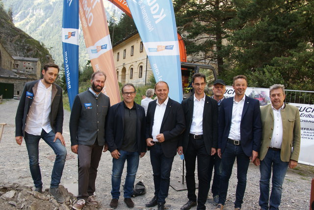 Strahlende Gesichter beim Spatenstich: TV-GF Manuel Baldauf, TVB-Vorstand Helmut Wolf, TVB-Obmann  Armin Falkner, LH-Stv. Josef Geisler, Bgm. Helmut Spöttl, Vizebgm. Karl Ploner, Christian Molzer und Bgm. Rupert Schuchter (v.l.). | Foto: Nauders Tourismus