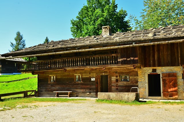 Der Steingrander vor dem Haus und die "Sunnbenk".