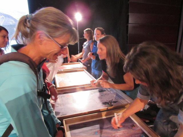 Die Sportlerinnen hatten mit Signieren alle Hände voll zu tun.