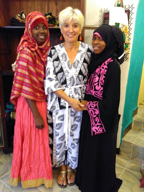 Susanne Nebel mit Näherinnen der Safi Sana Sansibar im Kimono aus afrikanischem Wax Print Stoff. | Foto: Susanne Nebel