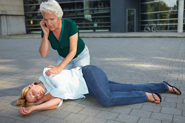 Der Kurs des Roten Kreuzes richtet sich speziell an Senioren. (Symbolfoto) | Foto: Robert Kneschke/Fotolia