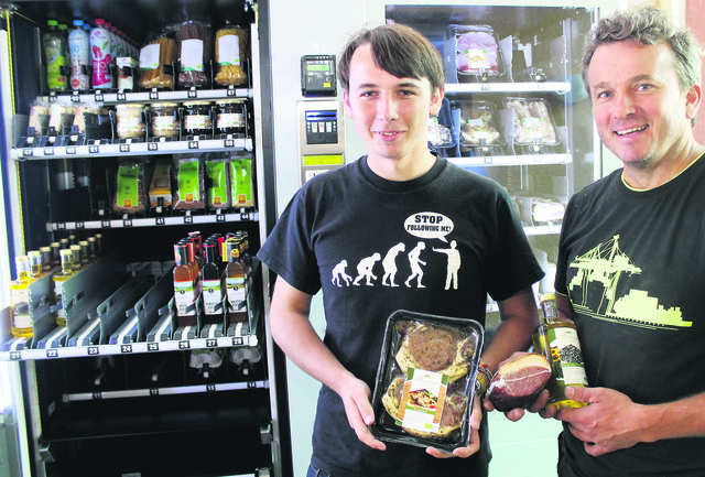 Daniel Schickmaier (li.) mit seinem Vater Martin Schickmaier vor dem "Genuss-o-mat" in Kirchdorf