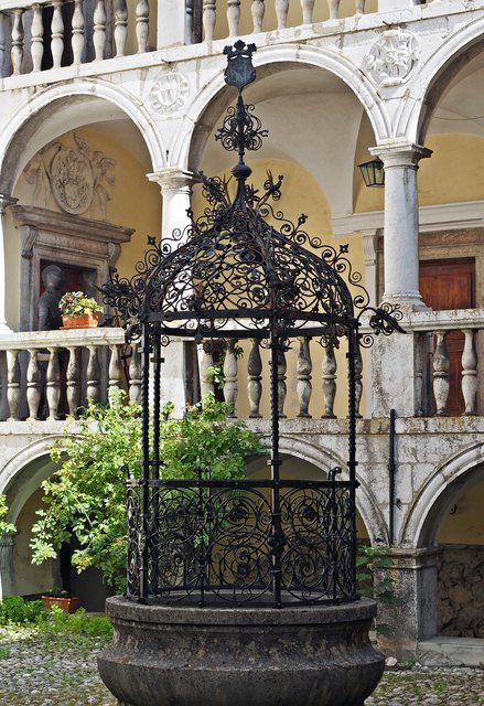 Brunnen im Renaissance Arkadenhof.