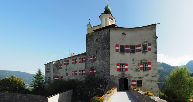 Die anmutige Burgfassade.