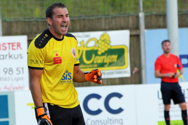 Es ist zum Verzweifeln! In der 90. Minute schlug es bei Goalie Markus Hiebler doch noch ein. | Foto: Cescutti