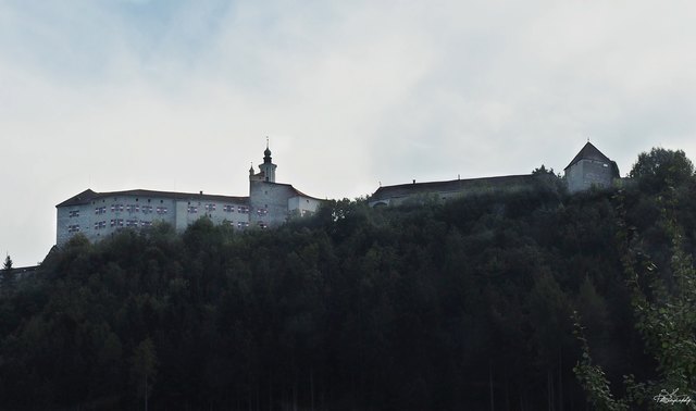Hoch oben trohnt die Burg.