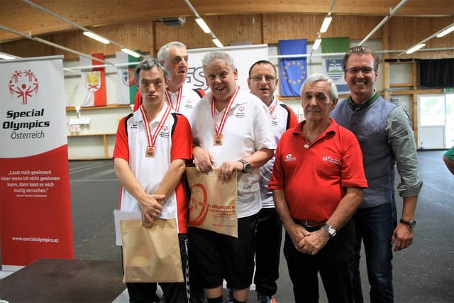 Zu Bronze gratulierten dem Team ESV Alte Maut/Lebenshilfe LAbg. Oliver Wieser und ESV-Obmann Peter Ehgartner (rechts)